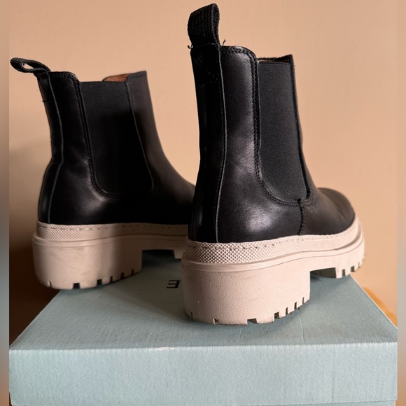 *SOLD* Chunky Chelsea Boots - Picture 4 of 12